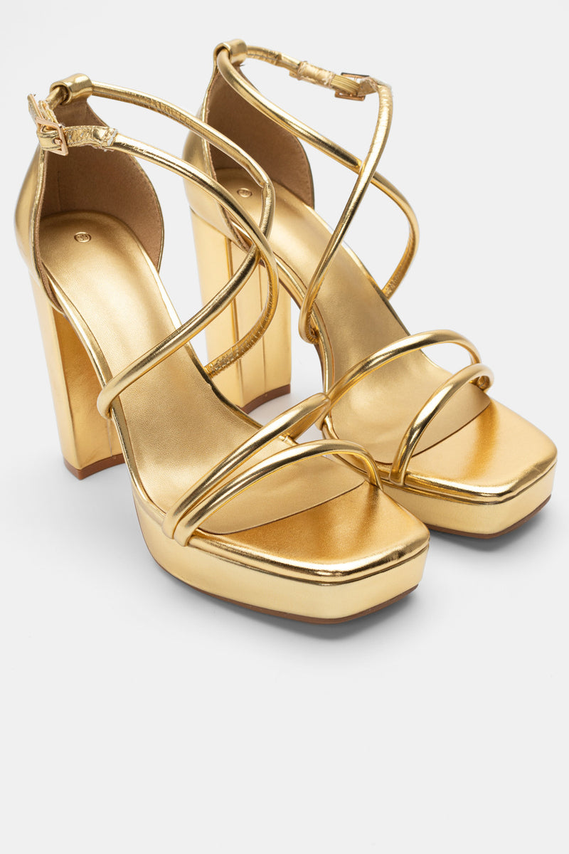 Sandalo con tacco alto Sandalo con strisce d'oro